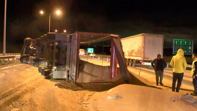 Buğday yüklü tır devrildi: 2 yaralı